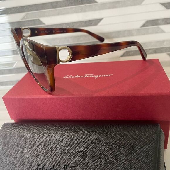 NIB SALVATORE FERRAGAMO SF1031S Ladies Sunglasses - Picture 5 of 8